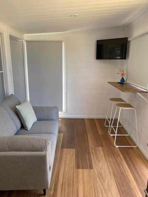 The Wandering Duck - Heritage Tiny House Strahan Εξωτερικό φωτογραφία